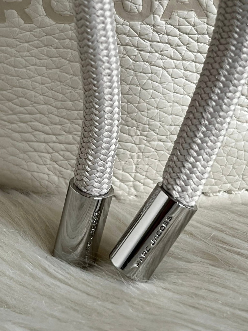 H652L01PF22 - Marc Jacobs The Leather Bucket Bag - Picture 6 of 16